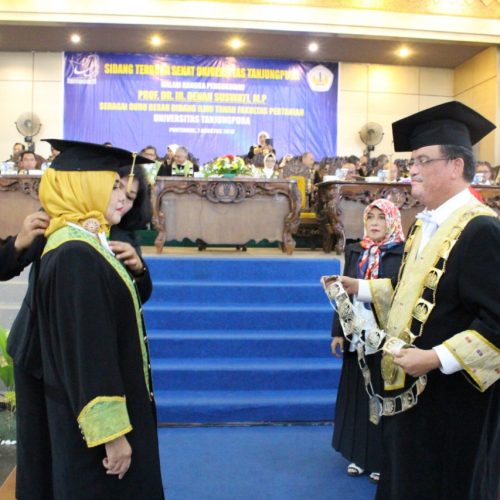 Rektor Untan Kukuhkan Prof. Dr. Ir. Denah Suswati Sebagai Guru Besar Fakultas Pertanian