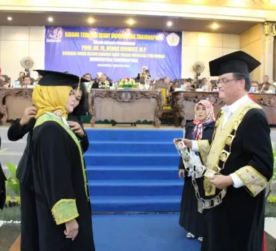 Rektor Untan Kukuhkan Prof. Dr. Ir. Denah Suswati Sebagai Guru Besar Fakultas Pertanian